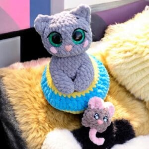 Котёнок в корзинке с другом мышонком