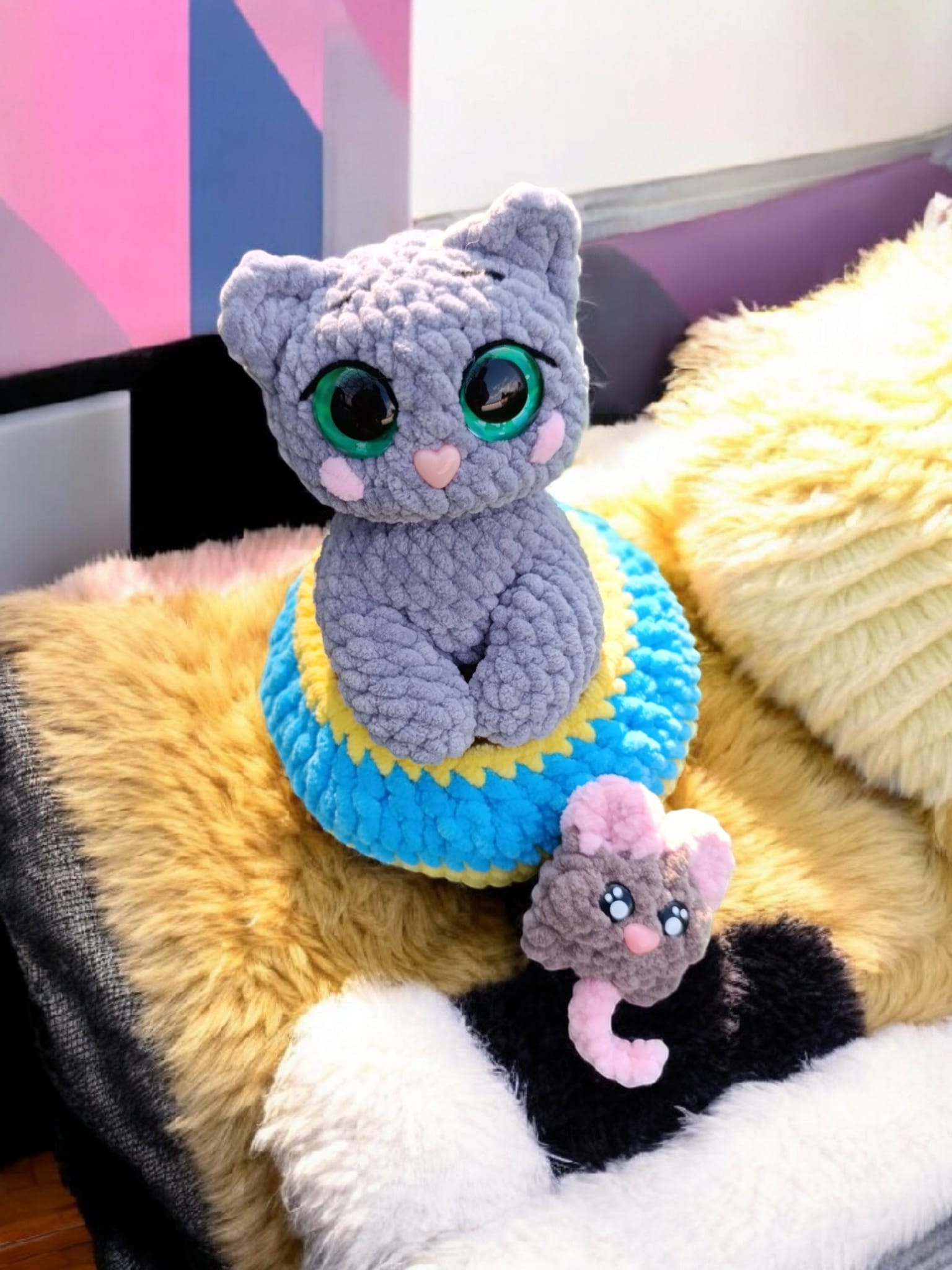 Котёнок в корзинке с другом мышонком