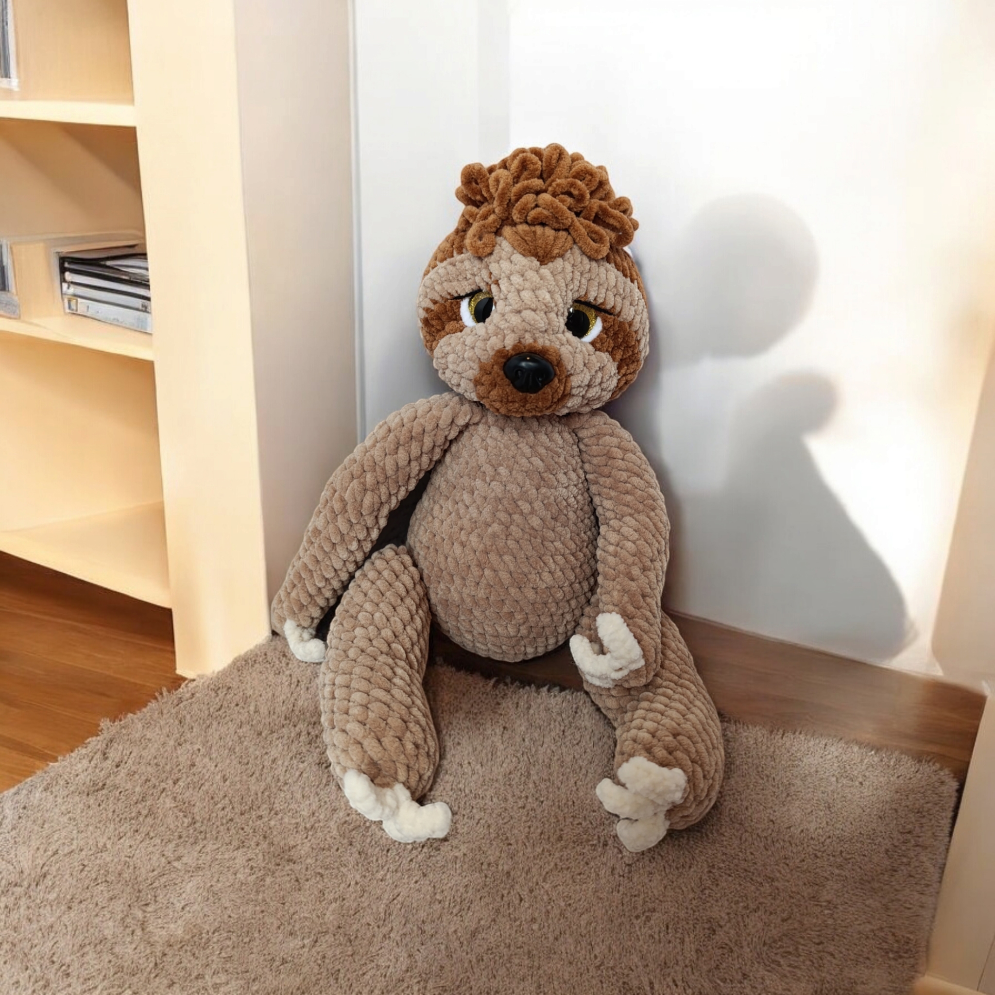 Вязаная игрушка ленивец из плюшевой пряжи.