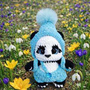 Вязаная игрушка Панда в шапочке и комбинезоне