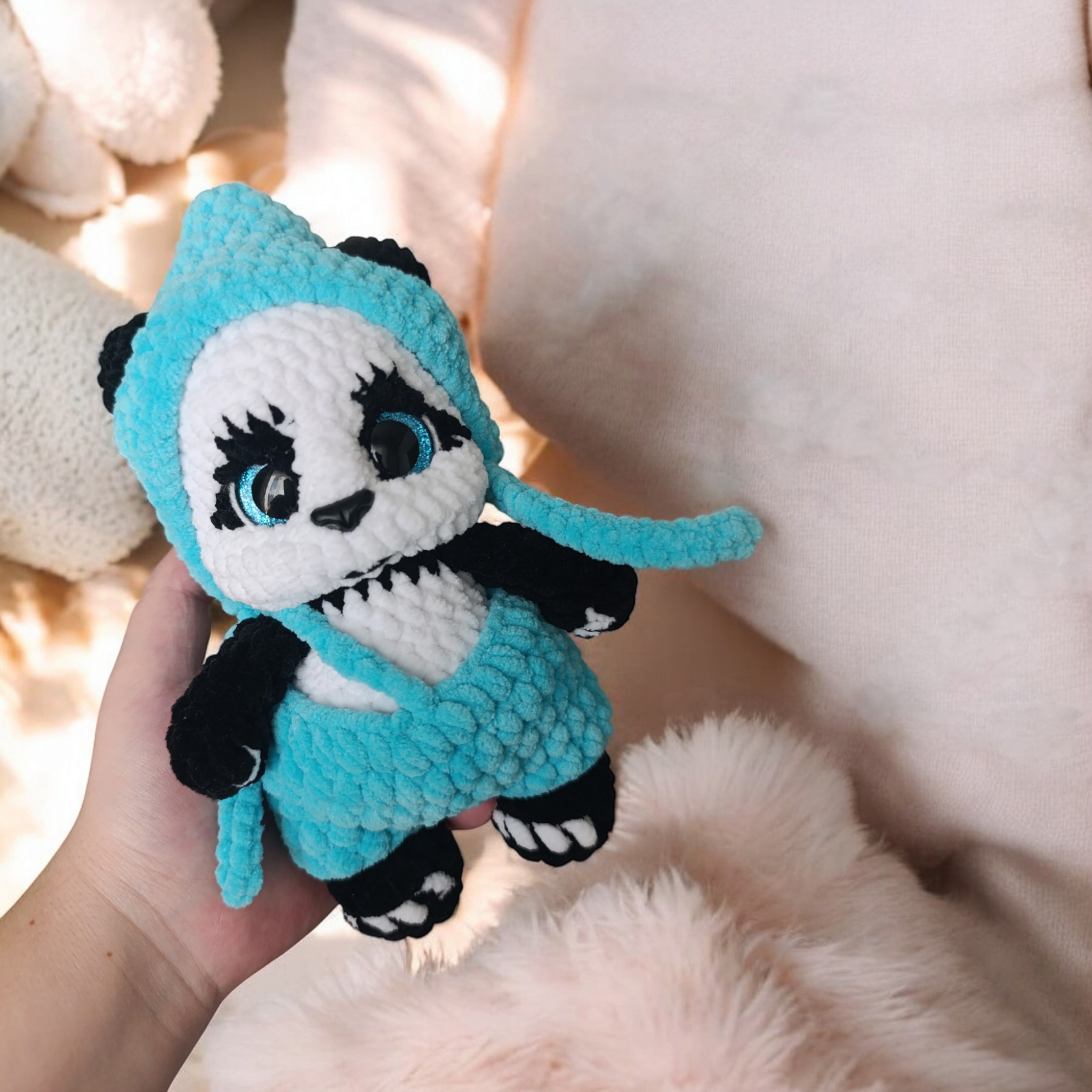 Вязаная игрушка Панда в шапочке и комбинезоне
