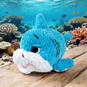 vyazanaya-igrushka-akulyonok